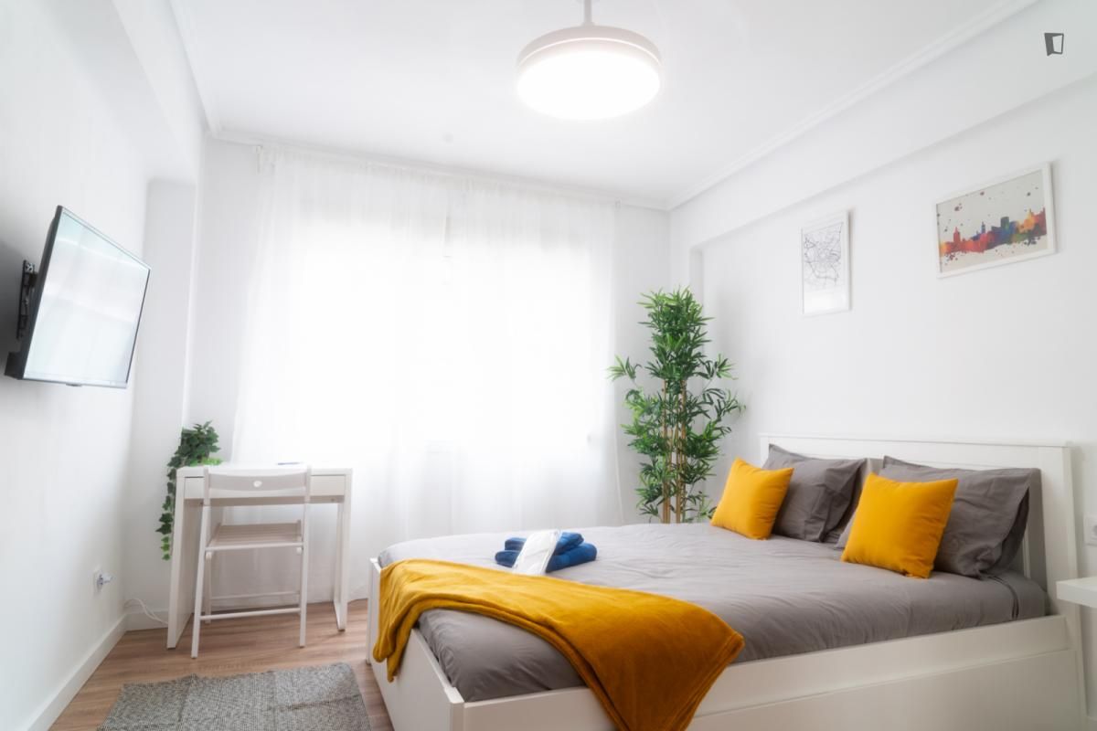 Dormitori de Apartament per a compartir en  Valencia Capital amb Moblat, Forn i Rentadora