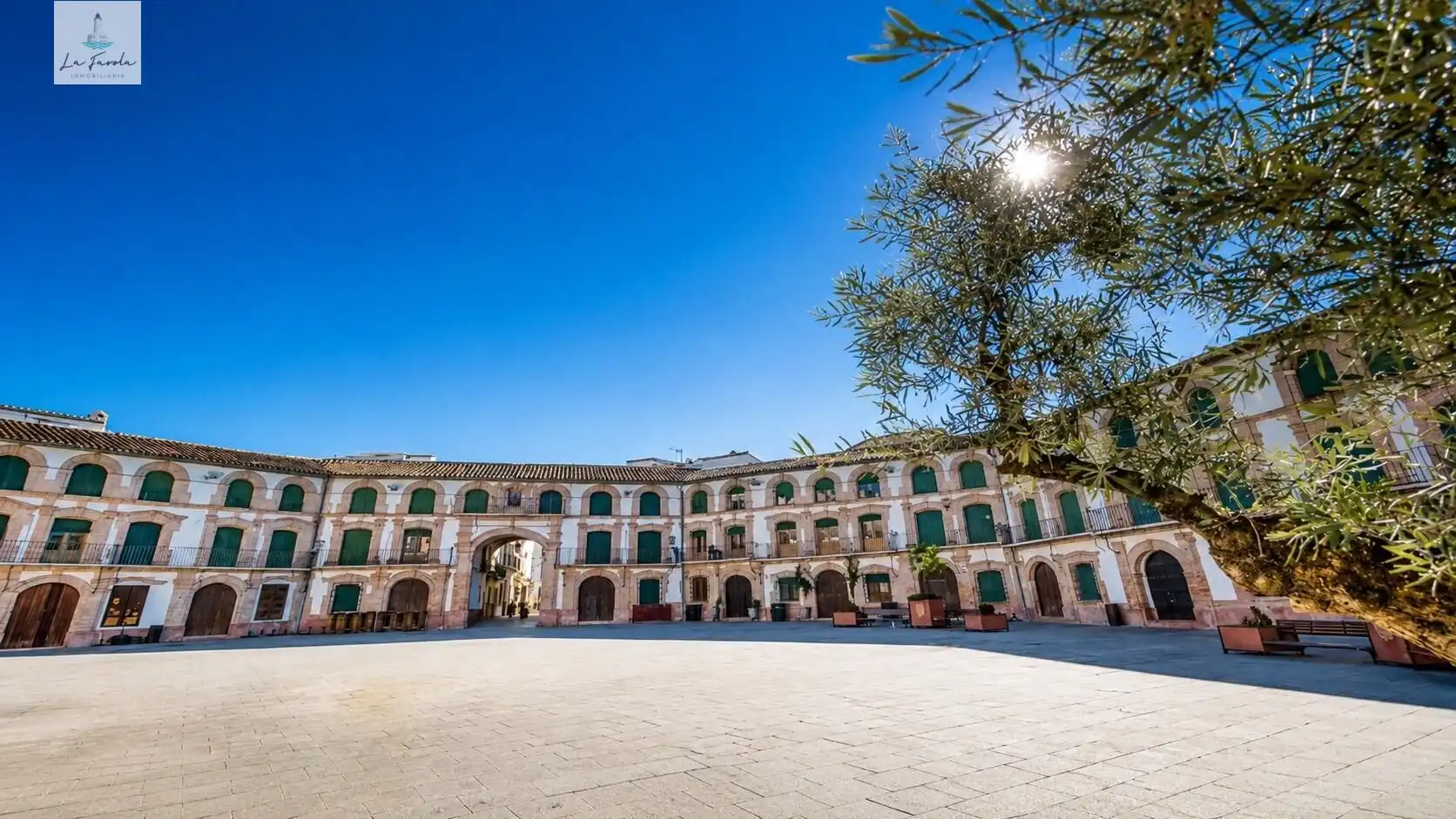 Vista exterior de Casa adosada en venda en Archidona amb Jardí privat i Moblat