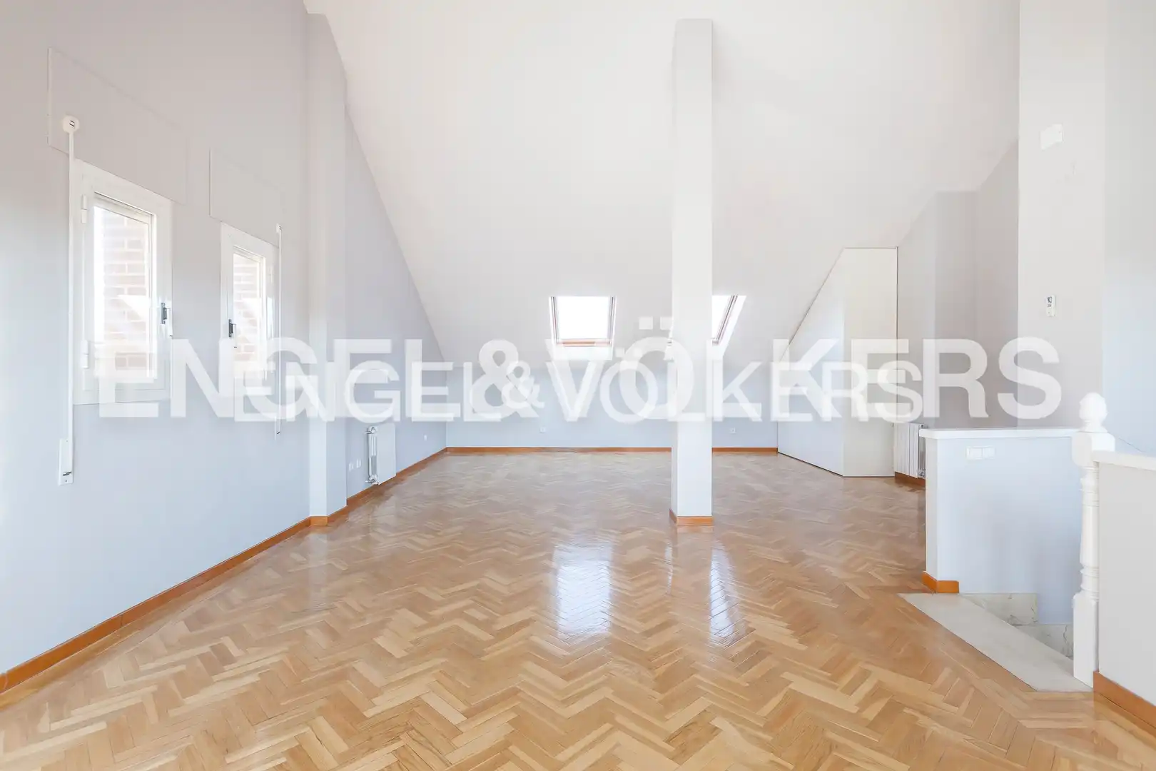 Sala de estar de Casa adosada de alquiler en Madrid con Aire acondicionado, Calefacción y Jardín privado