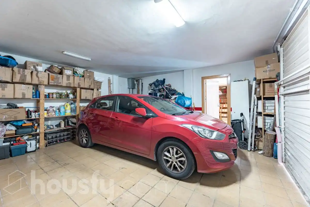 Aparcament de Casa o xalet en venda en Sant Cugat del Vallès amb Aire condicionat, Calefacció i Jardí privat