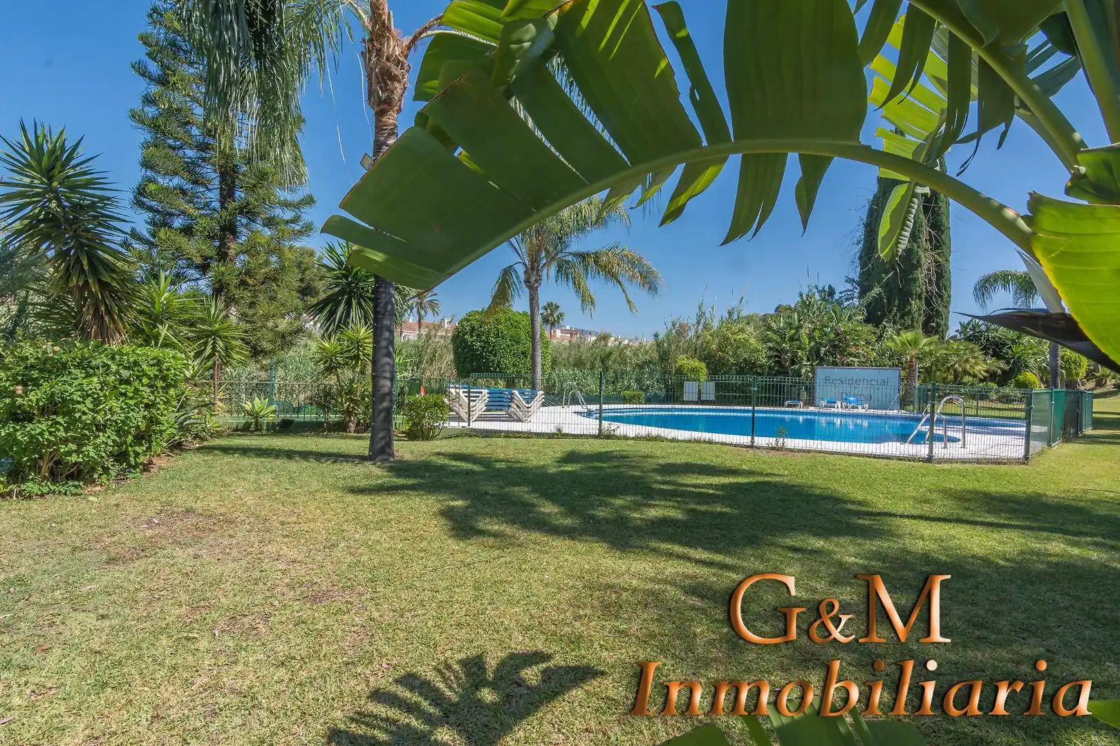 Garten von Einfamilien-Reihenhaus zum Verkauf in Estepona mit Privatgarten, Terrasse und Balkon