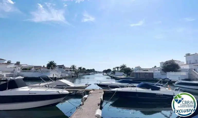 Vista exterior de Casa adosada en venda en Empuriabrava amb Jardí privat i Moblat