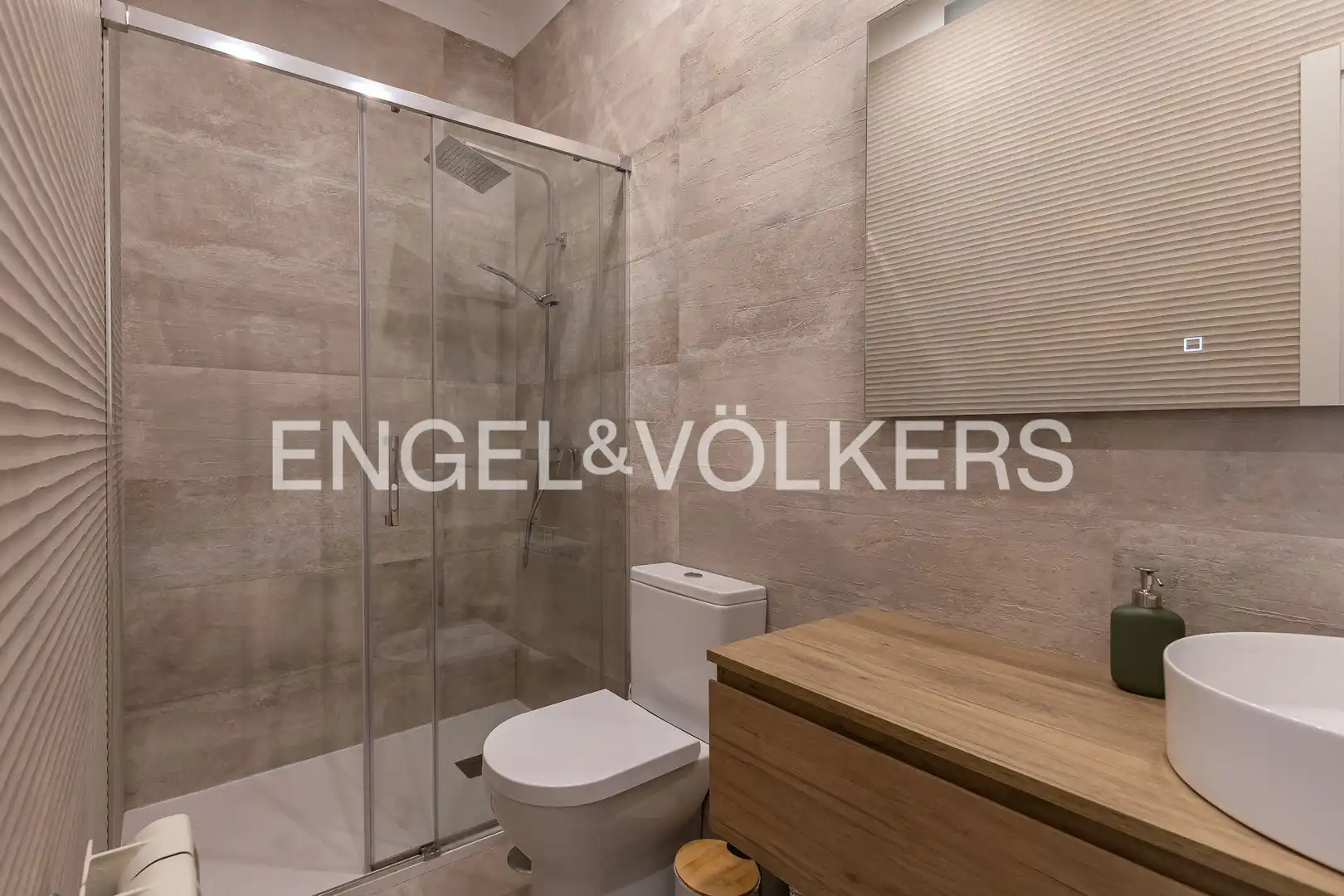 Bathroom of Flat for sale in Madrid  with Air Conditioner, Heating and Balcony