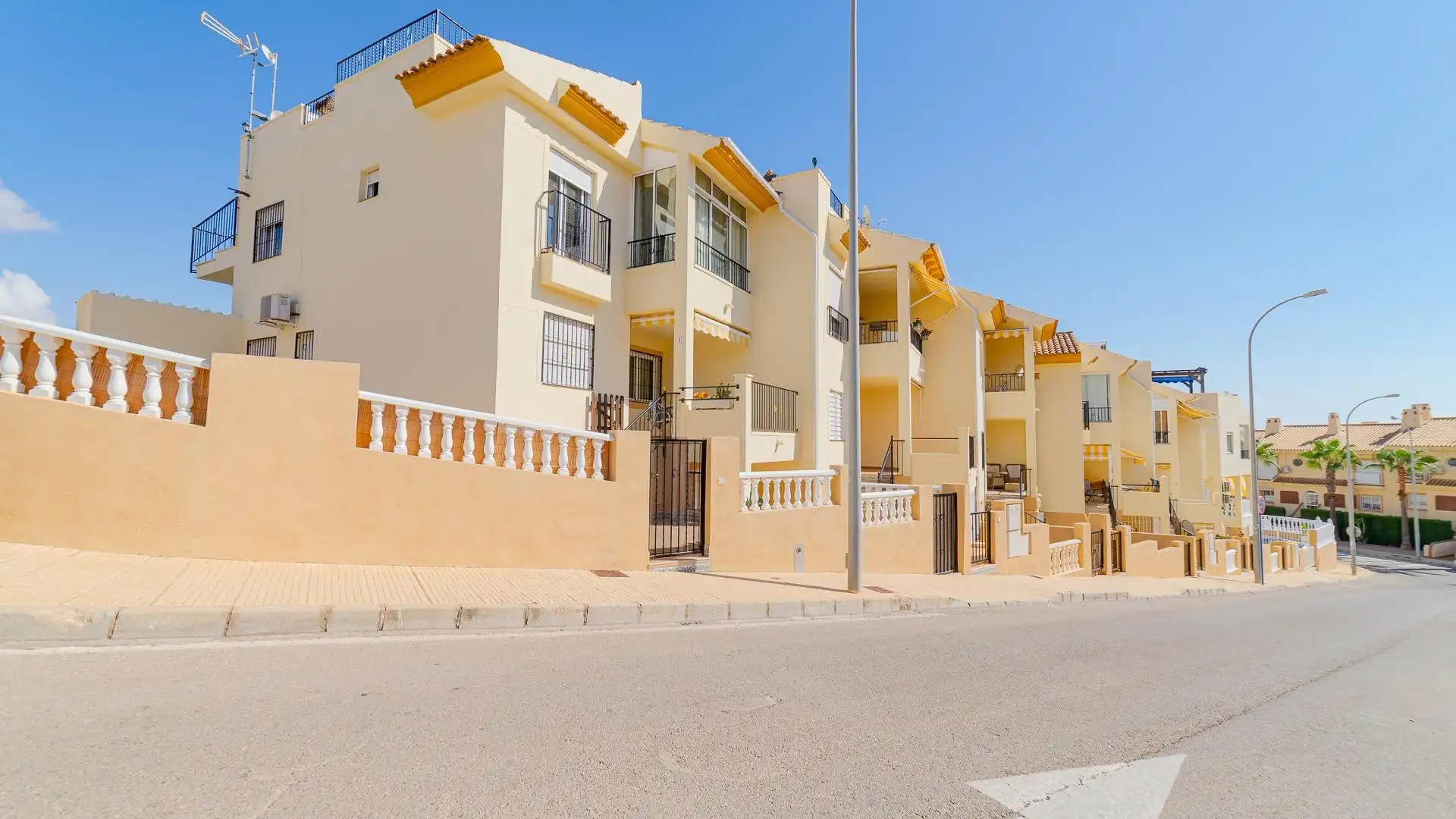 Vista exterior de Casa o xalet en venda en Orihuela amb Jardí privat, Terrassa i Piscina