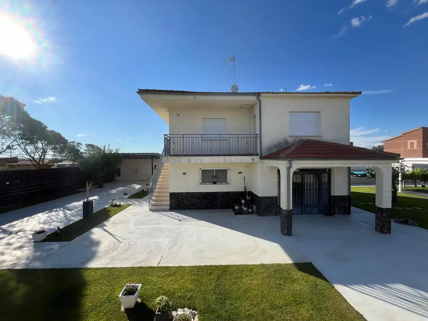 Vista exterior de Casa o chalet de alquiler en Calvarrasa de Abajo con Jardín privado, Piscina y Amueblado