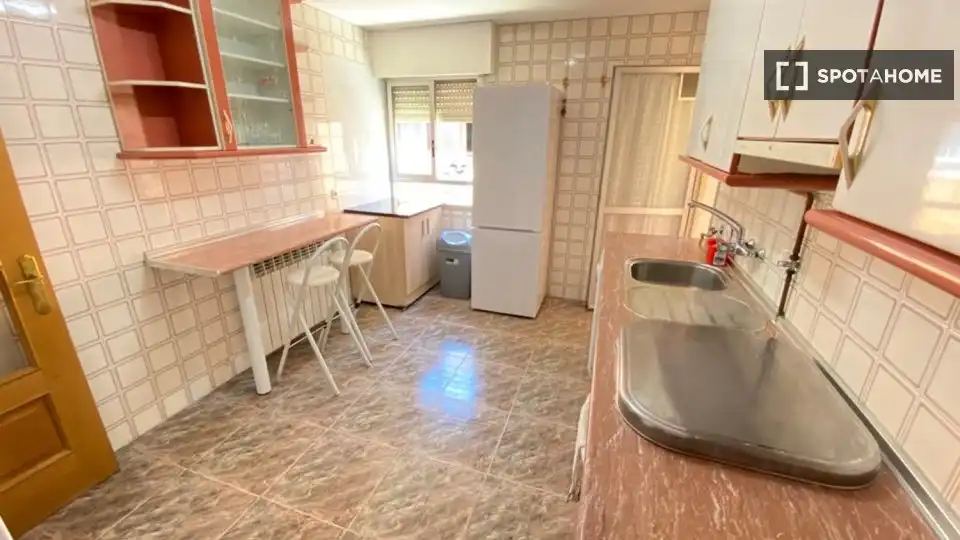 Cuina de Pis de lloguer en Madrid amb Aire condicionat, Calefacció i Moblat