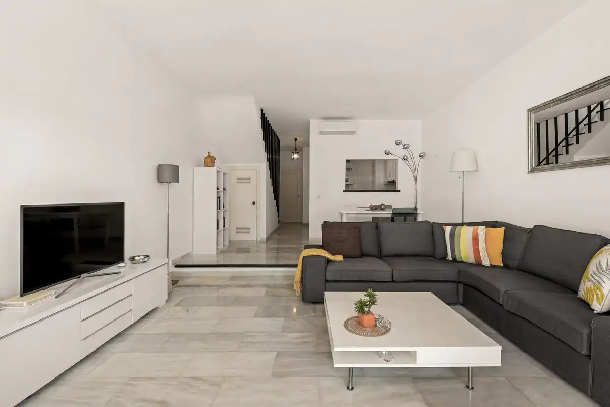 Sala d'estar de Casa adosada en venda en Marbella amb Aire condicionat, Jardí privat i Terrassa