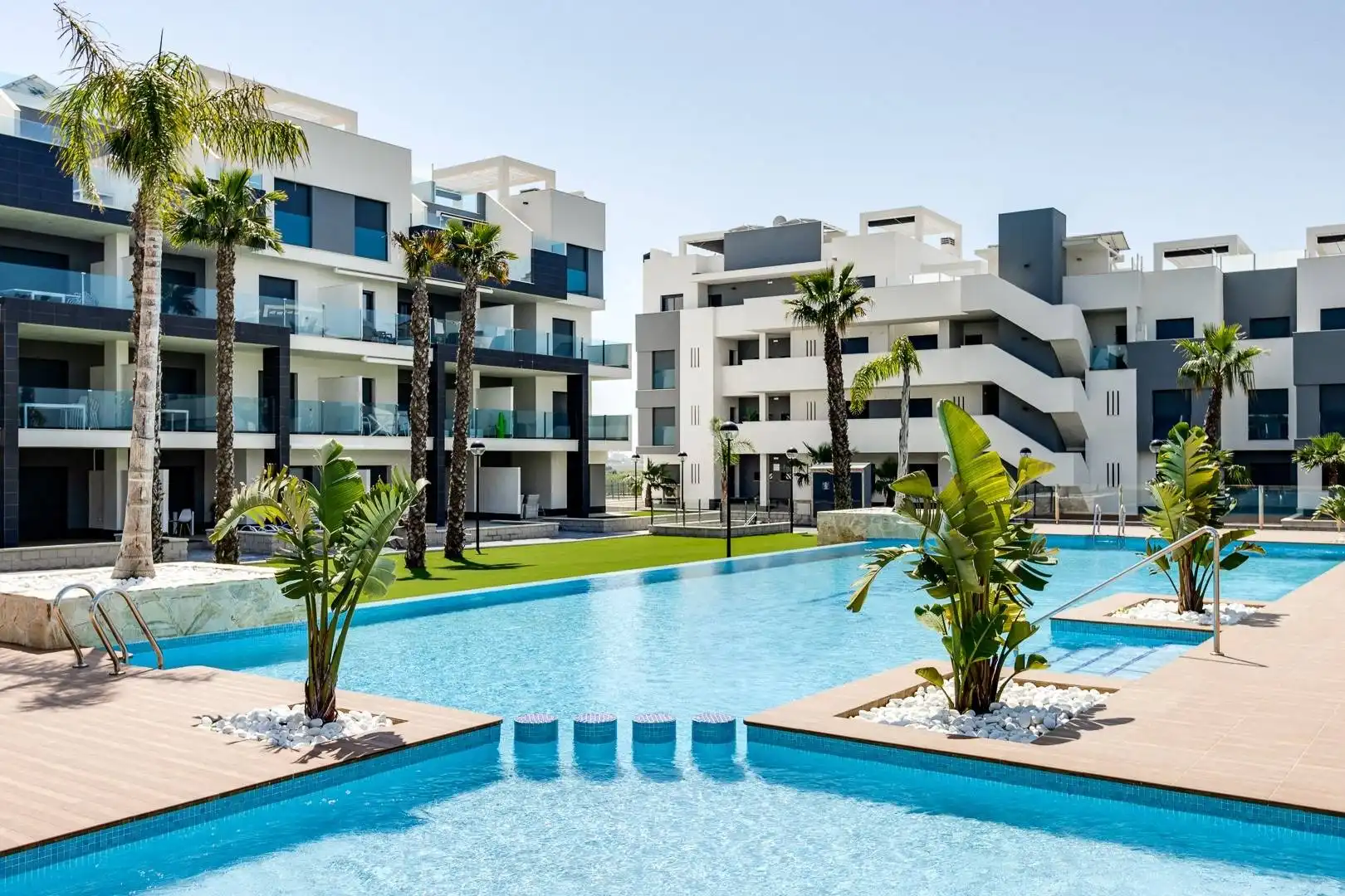 Apartment with terrace for sale in El Raso