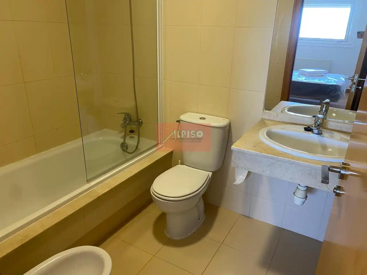 Baño de Piso de alquiler en Ourense Capital  con Calefacción y Amueblado