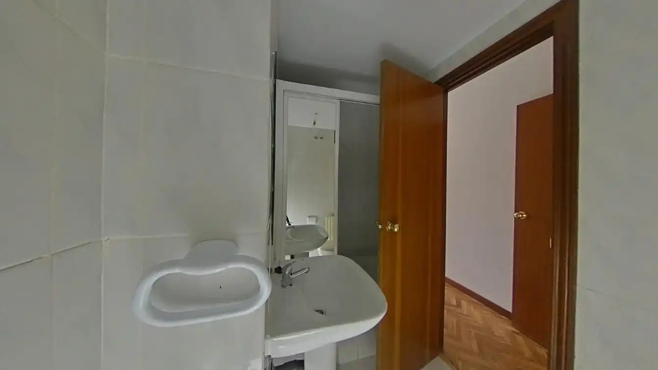 Bathroom of Flat for sale in Getafe  with Heating and Swimming Pool