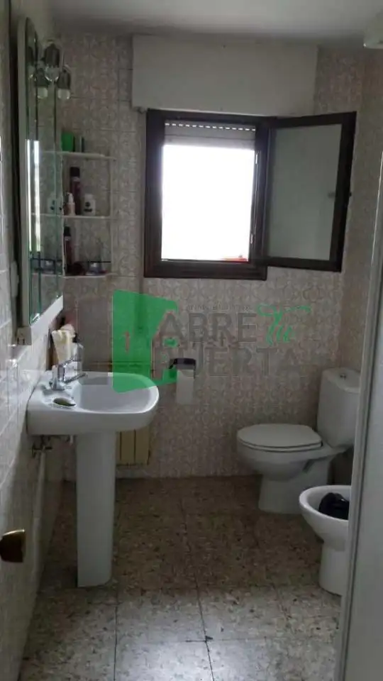Bathroom of Houses for sale in Ourense Capital   with Heating, Private garden and Furnished