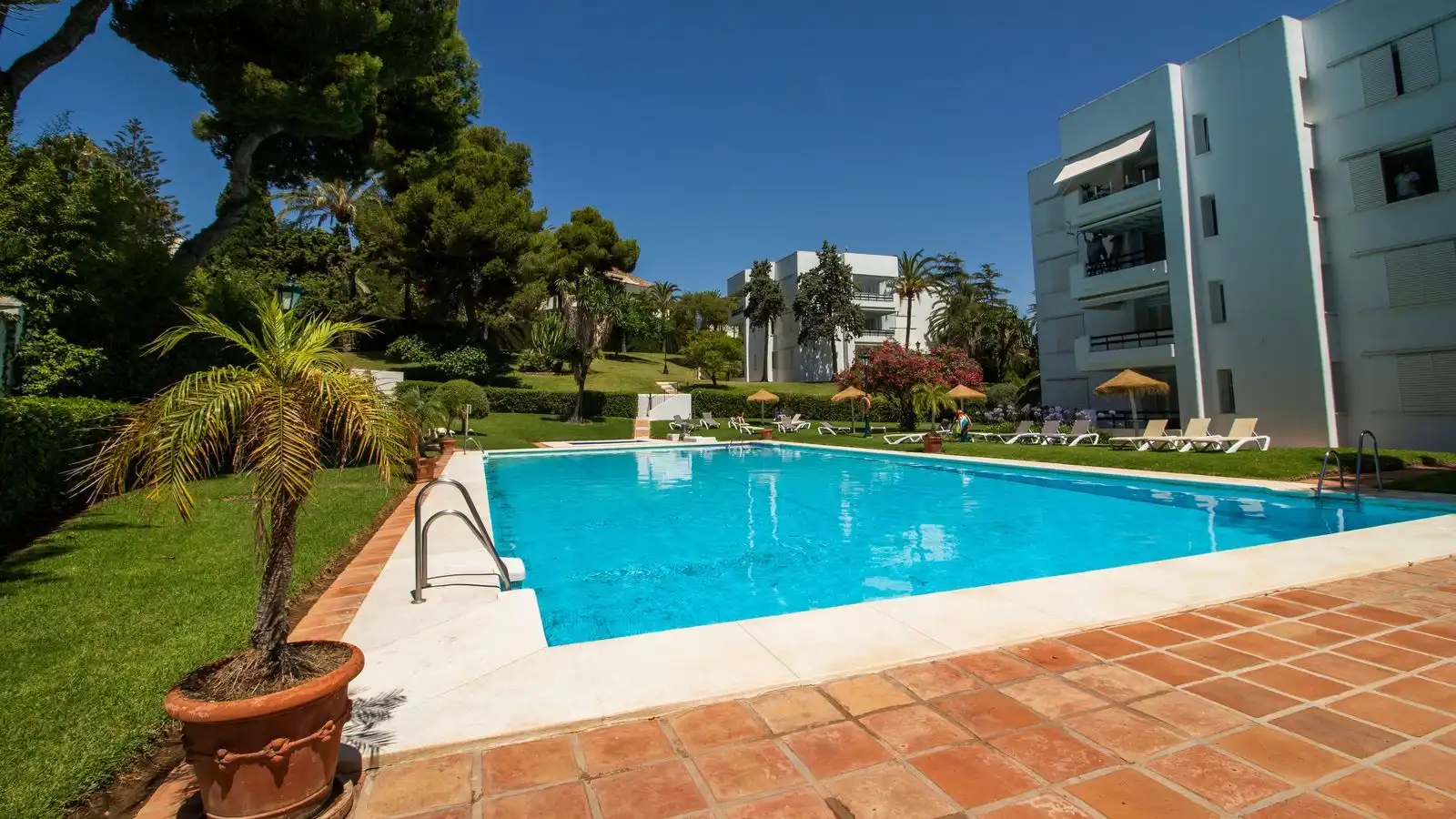 Piscina de Piso en venta en Marbella con Aire acondicionado, Terraza y Amueblado