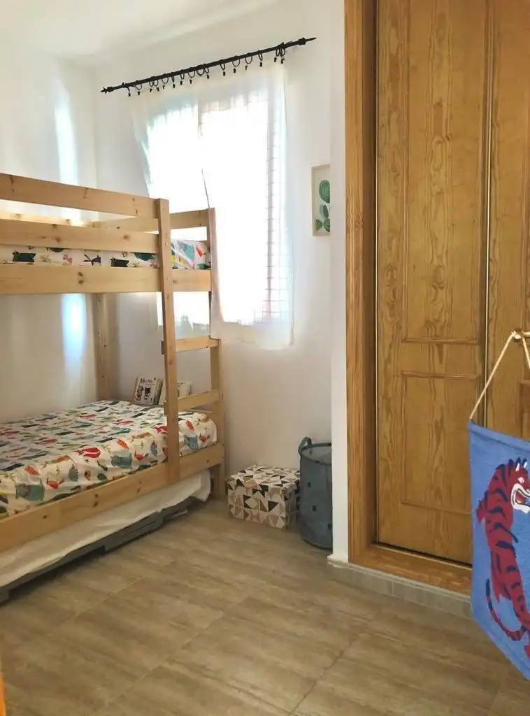 Dormitori de Apartament de lloguer en La Manga del Mar Menor amb Aire condicionat, Calefacció i Piscina