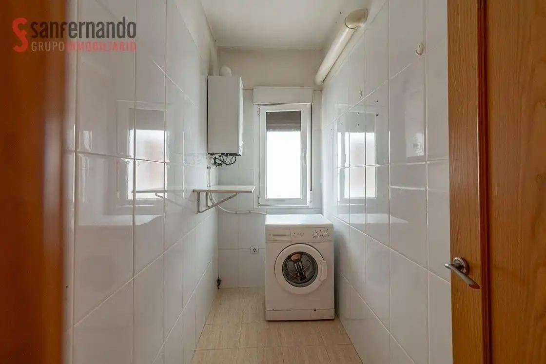 Habitación de Piso en venta en Torrelavega  con Calefacción y Balcón