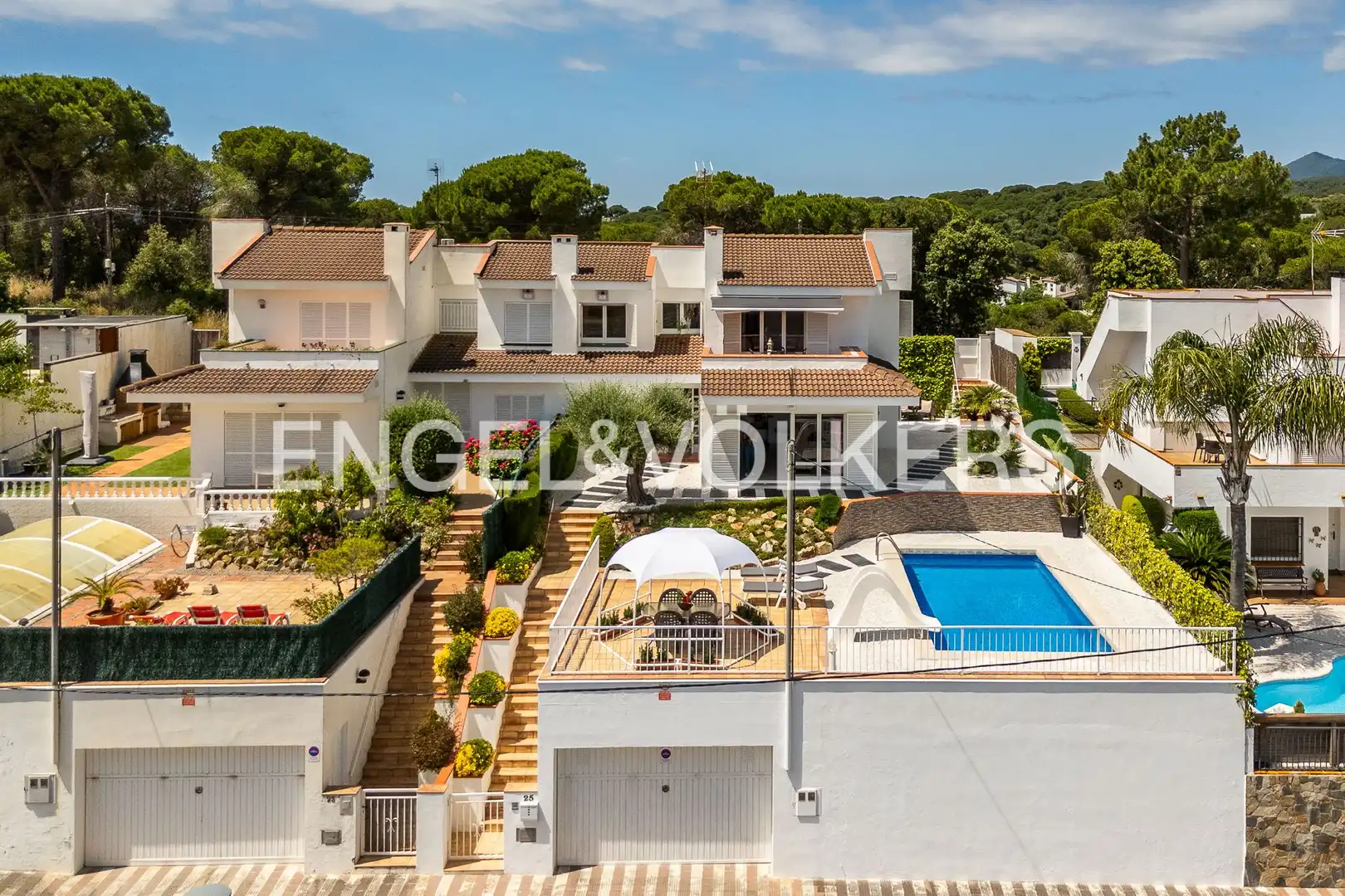 Vista exterior de Casa adosada en venda en Sant Pol de Mar amb Calefacció, Jardí privat i Traster