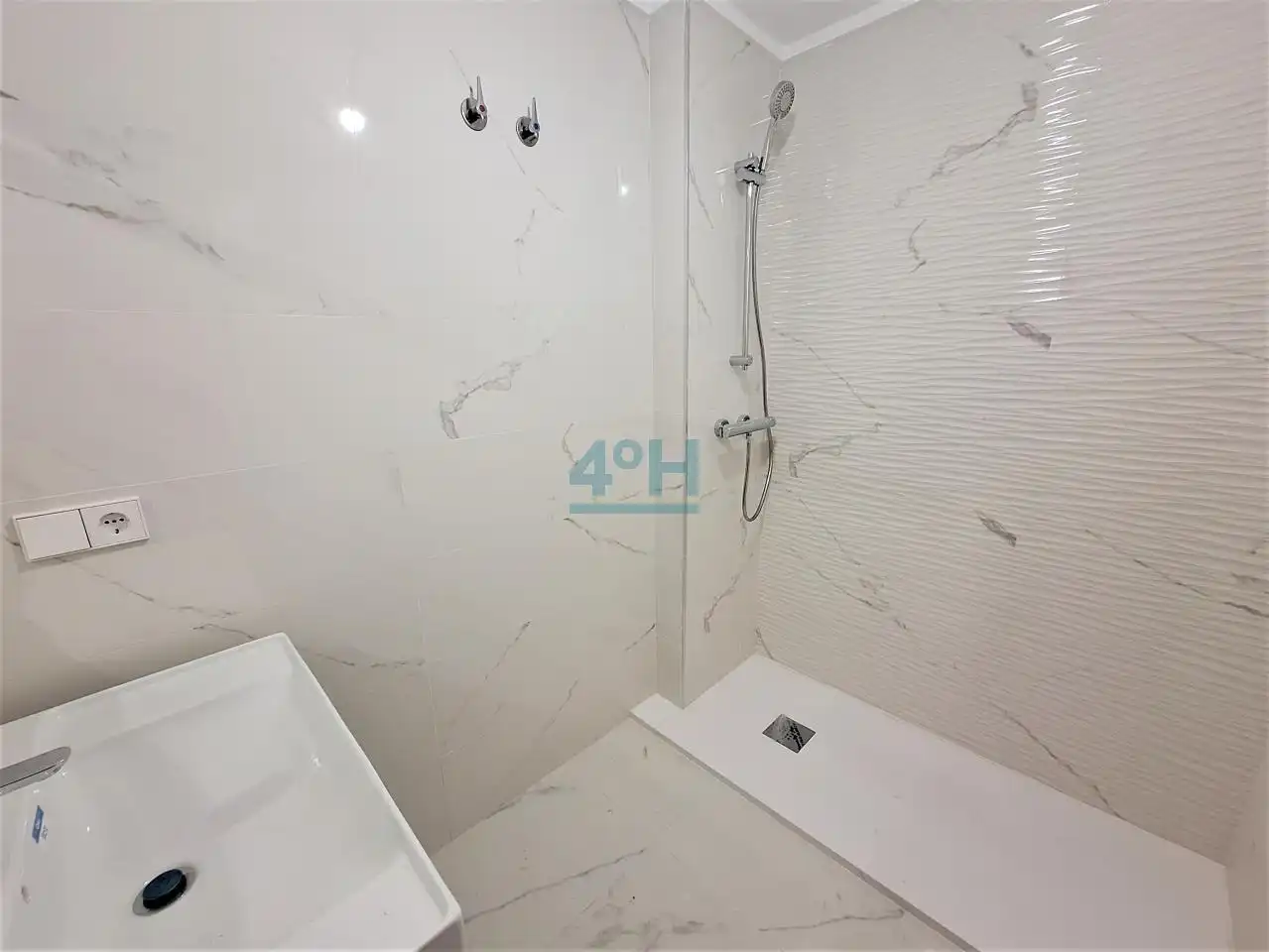 Bathroom of Apartments for sale in Ourense Capital   with Heating and Terrace