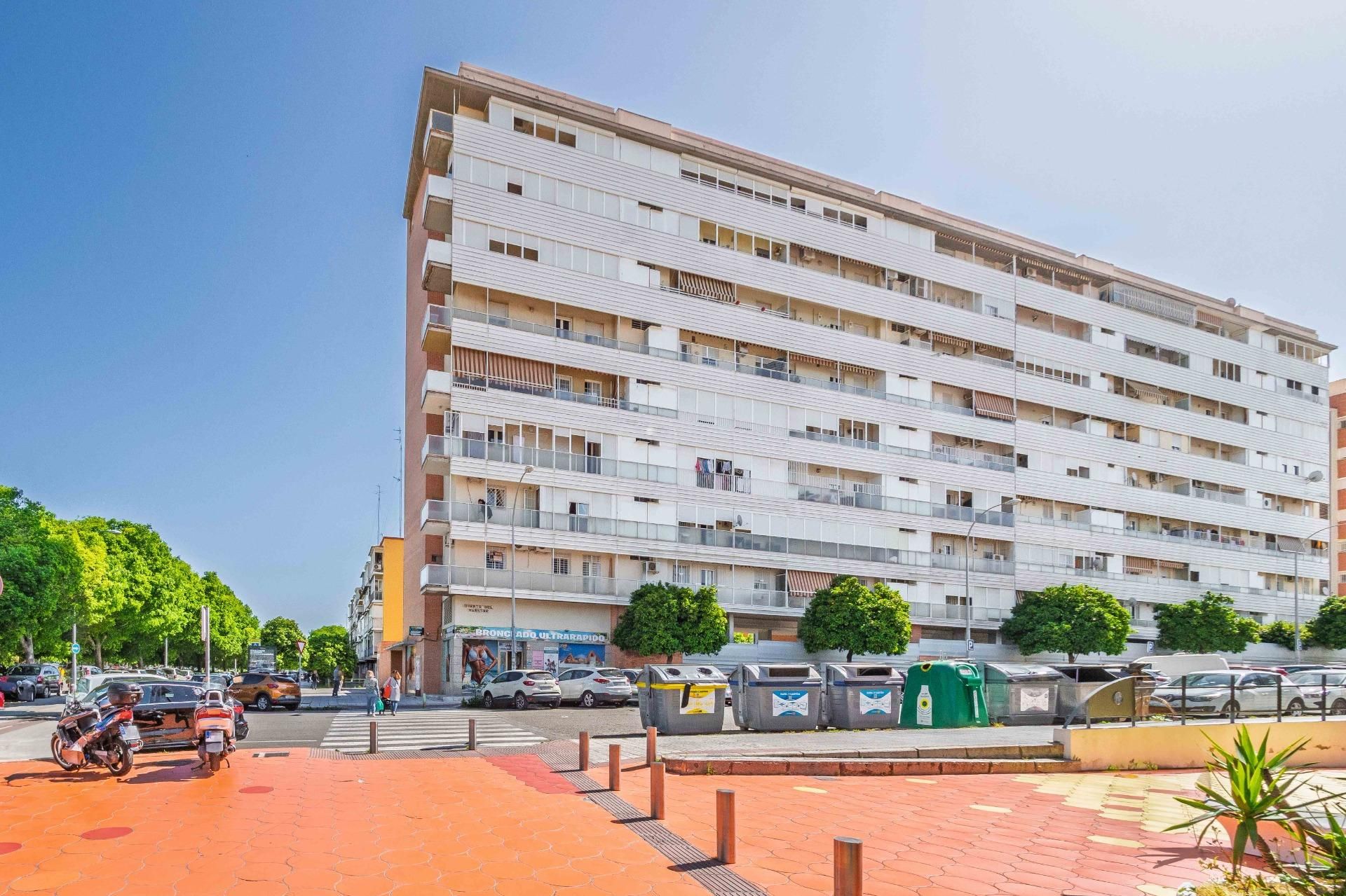 Exterior view of Flat for sale in  Sevilla Capital  with Air Conditioner, Private garden and Terrace
