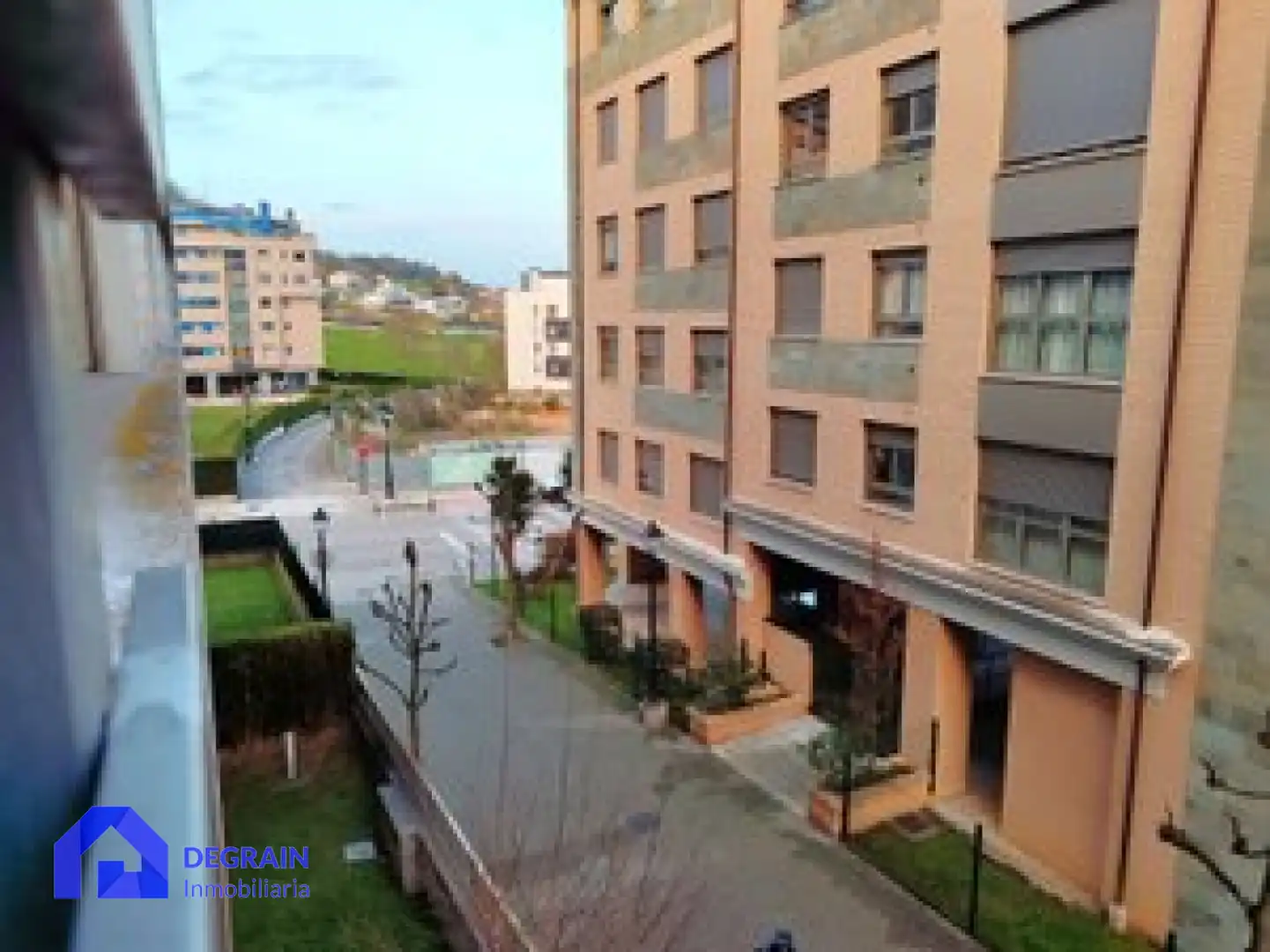 Außenansicht von Wohnung zum Verkauf in Oviedo  mit Heizung, Privatgarten und Abstellraum