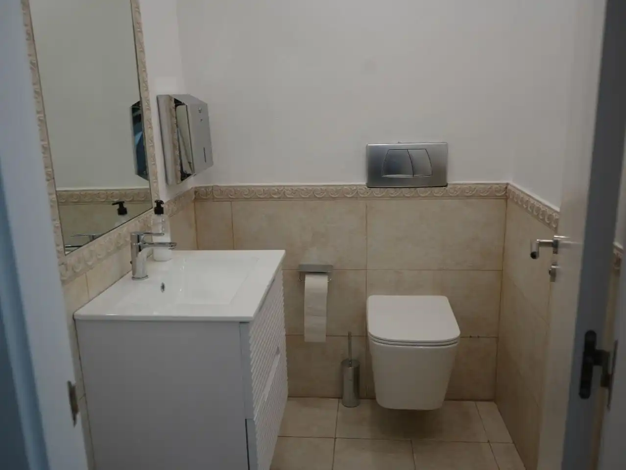 Bany de Oficina de lloguer en Marbella amb Aire condicionat, Calefacció i Moblat