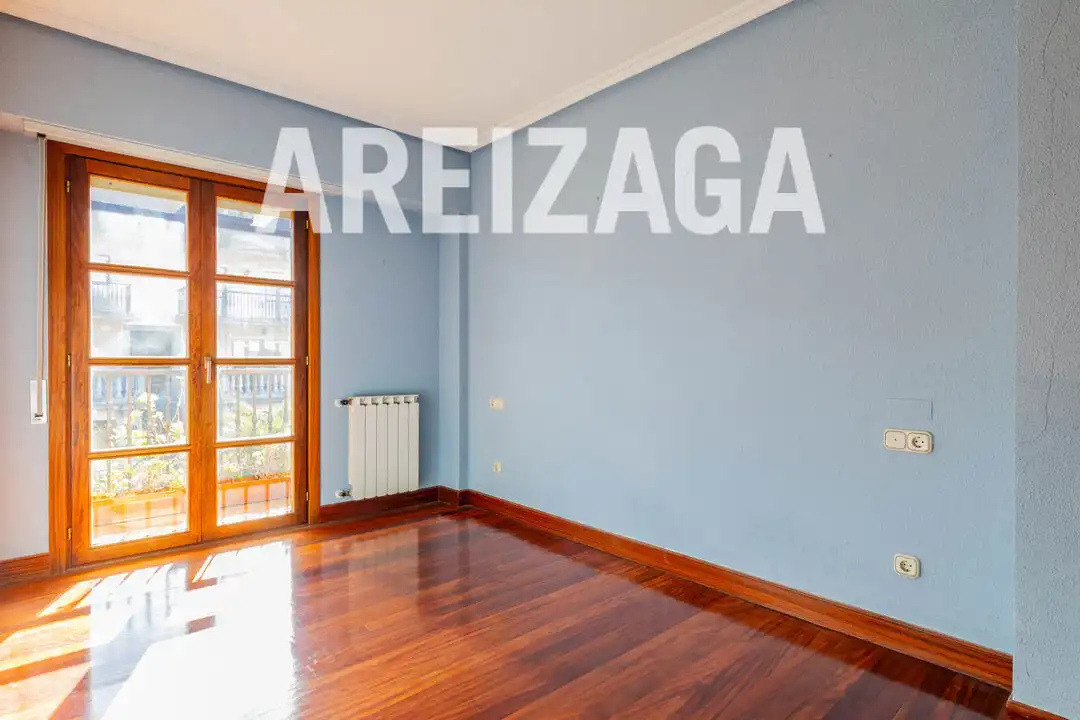 Dormitori de Casa o xalet en venda en Donostia - San Sebastián  amb Calefacció, Jardí privat i Terrassa
