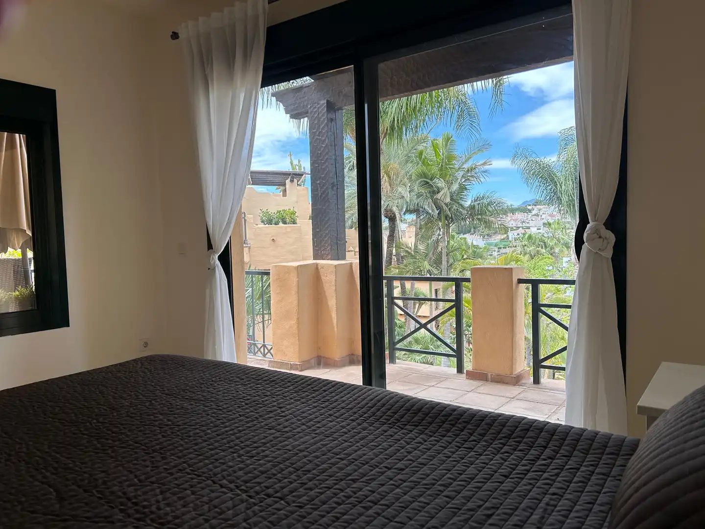 Dormitori de Apartament de lloguer en Estepona amb Aire condicionat, Moblat i Internet
