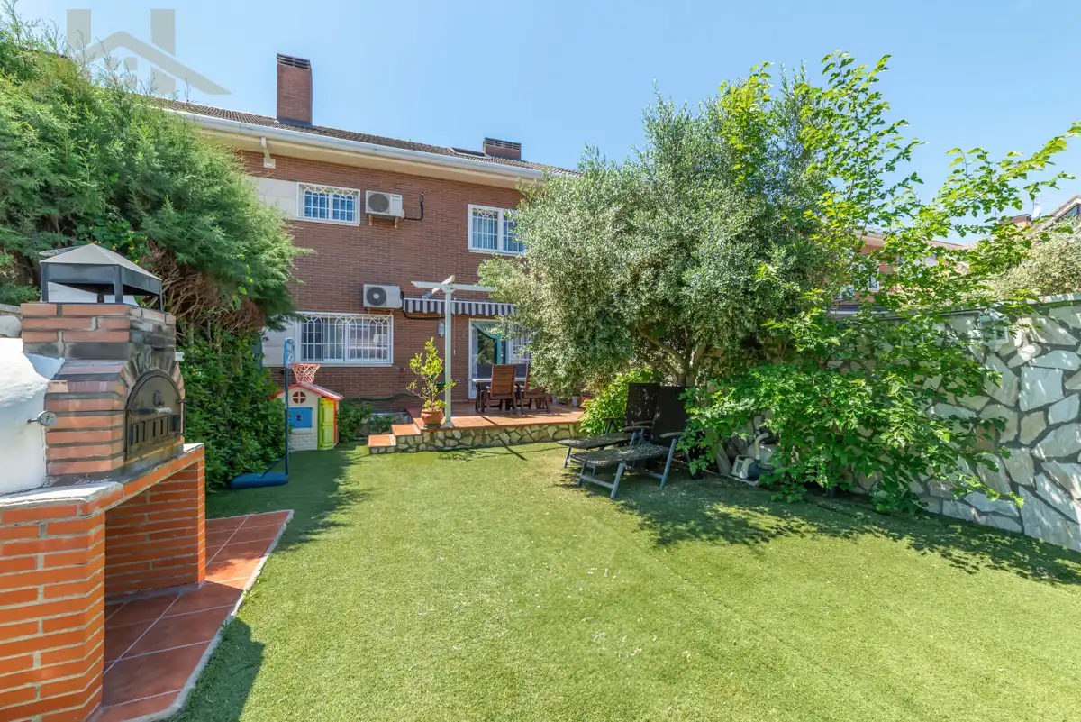 Garten von Einfamilien-Reihenhaus zum Verkauf in Valdemoro mit Klimaanlage, Heizung und Privatgarten
