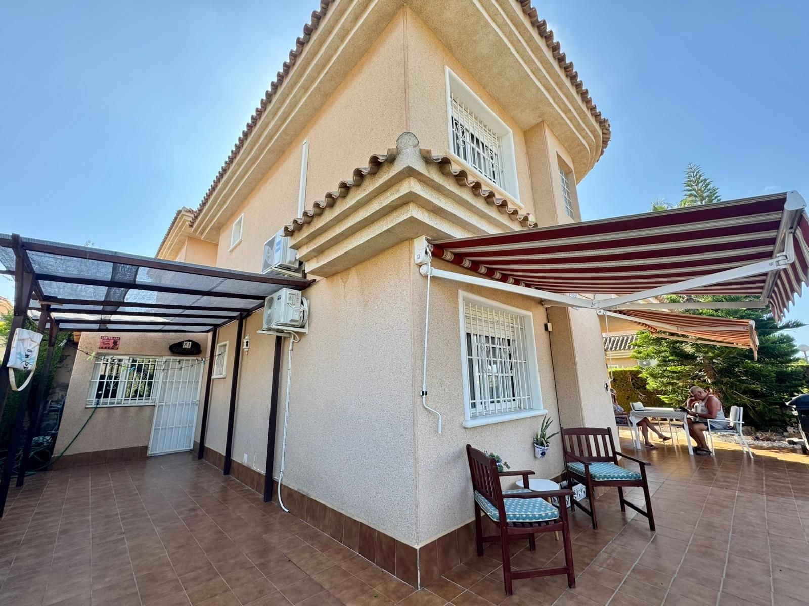 Vista exterior de Casa o xalet en venda en Orihuela amb Aire condicionat, Terrassa i Piscina