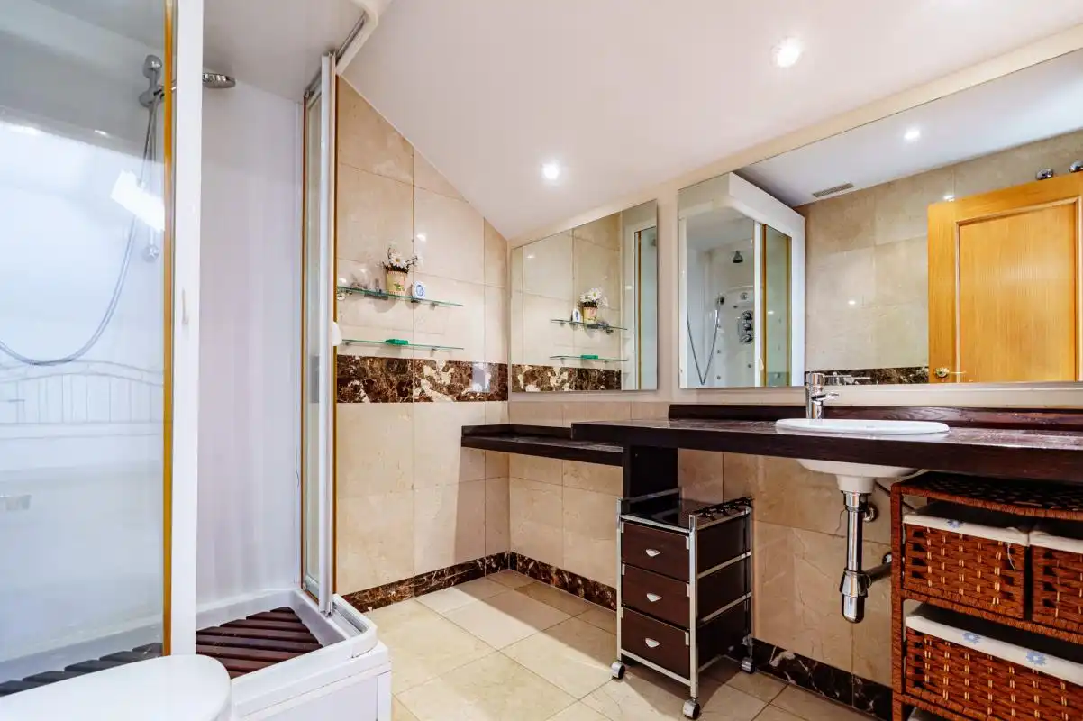 Baño de Ático en venta en Pozuelo de Alarcón con Aire acondicionado, Calefacción y Jardín privado