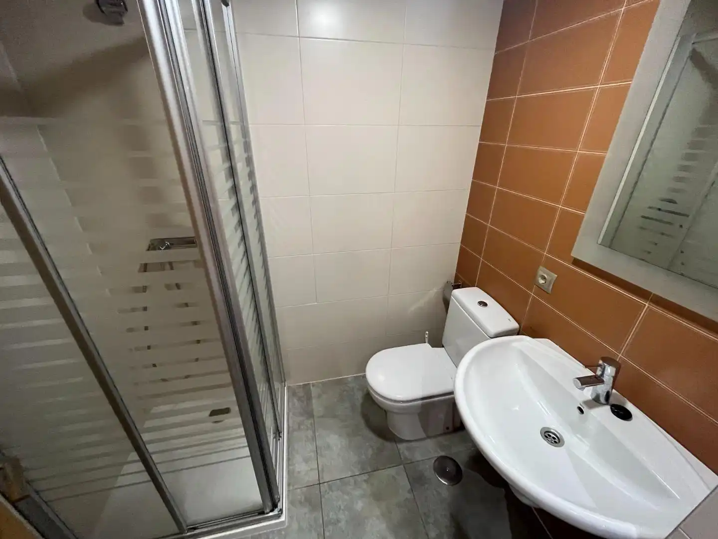 Baño de Apartamento en venta en Alicante / Alacant con Aire acondicionado, Calefacción y Jardín privado
