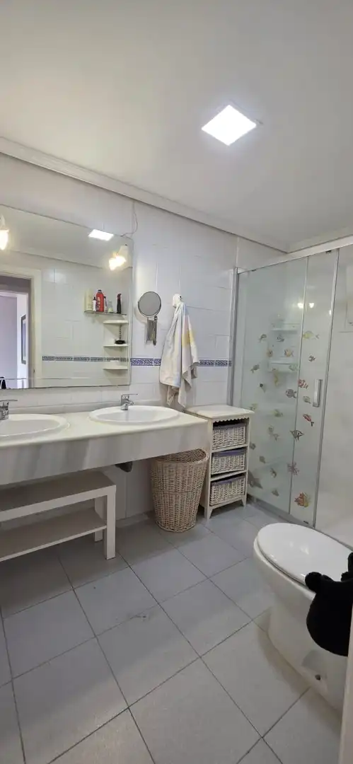 Bany de Apartament de lloguer en Benalmádena amb Terrassa i Piscina comunitària