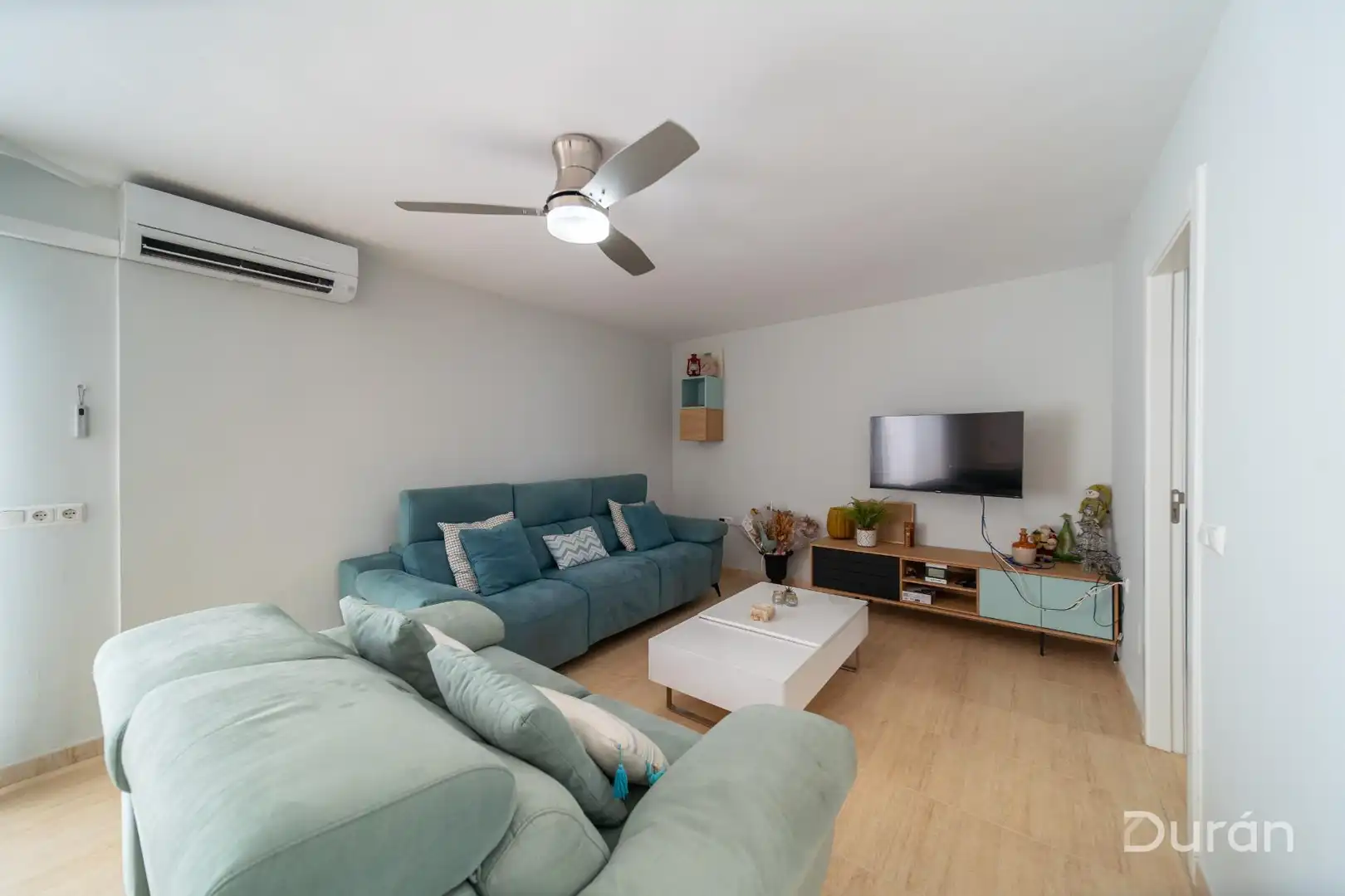 Sala de estar de Casa o chalet en venta en El Ejido con Aire acondicionado, Jardín privado y Terraza
