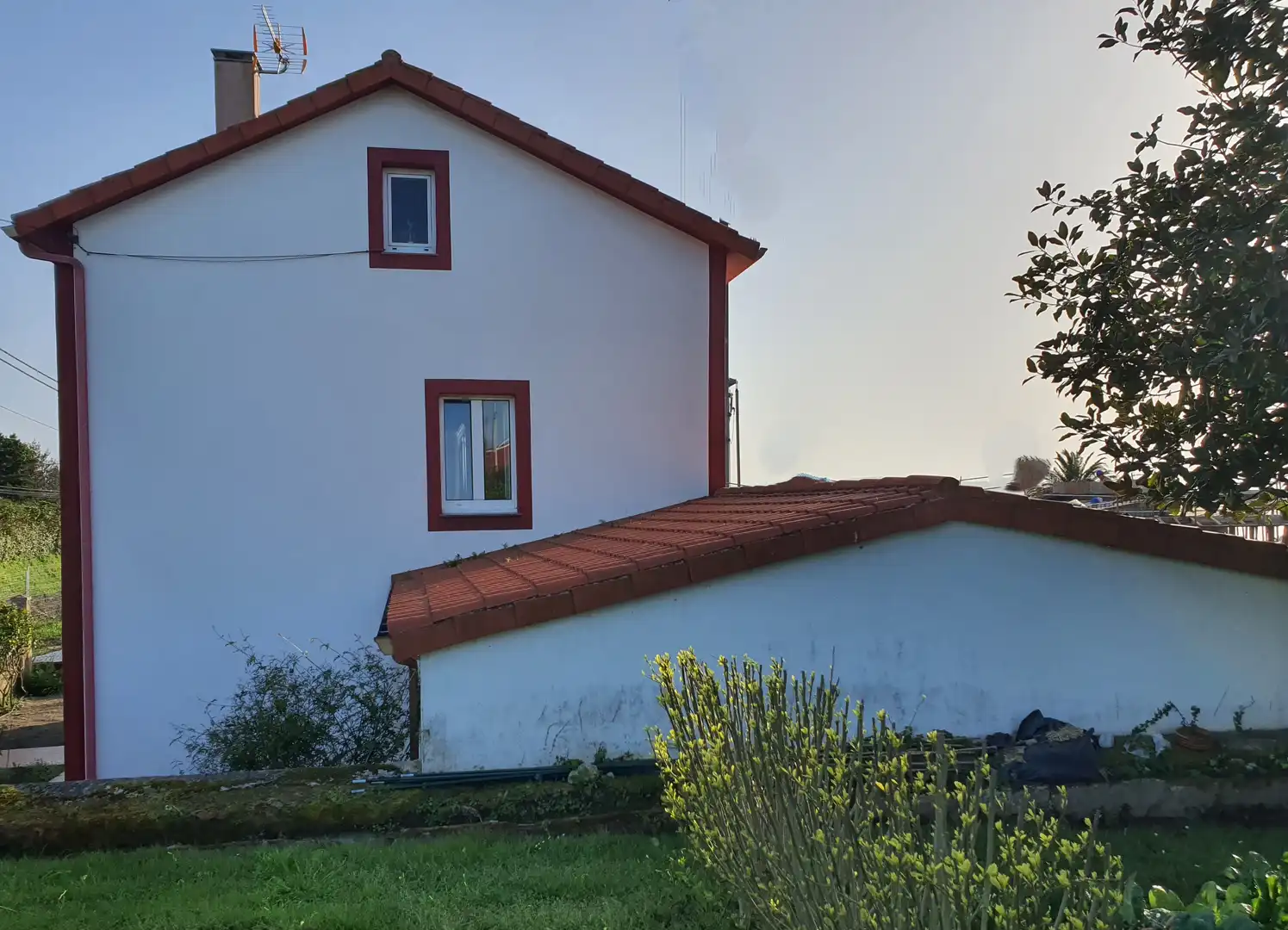 Vista exterior de Casa o xalet en venda en Oleiros amb Parquet, Terrassa i Traster