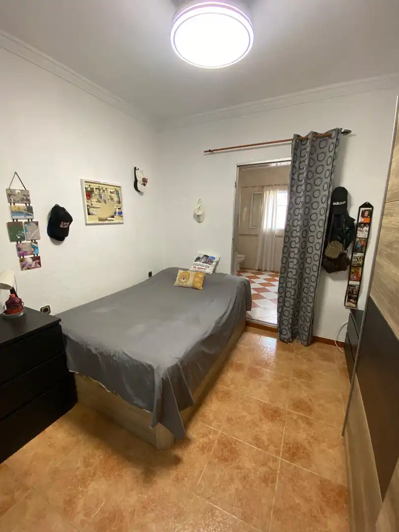Dormitori de Casa adosada en venda en Mairena del Aljarafe amb Jardí privat