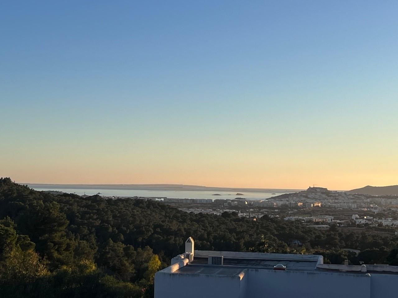 Vista exterior de Casa o xalet en venda en Santa Eulària des Riu amb Jardí privat, Terrassa i Piscina