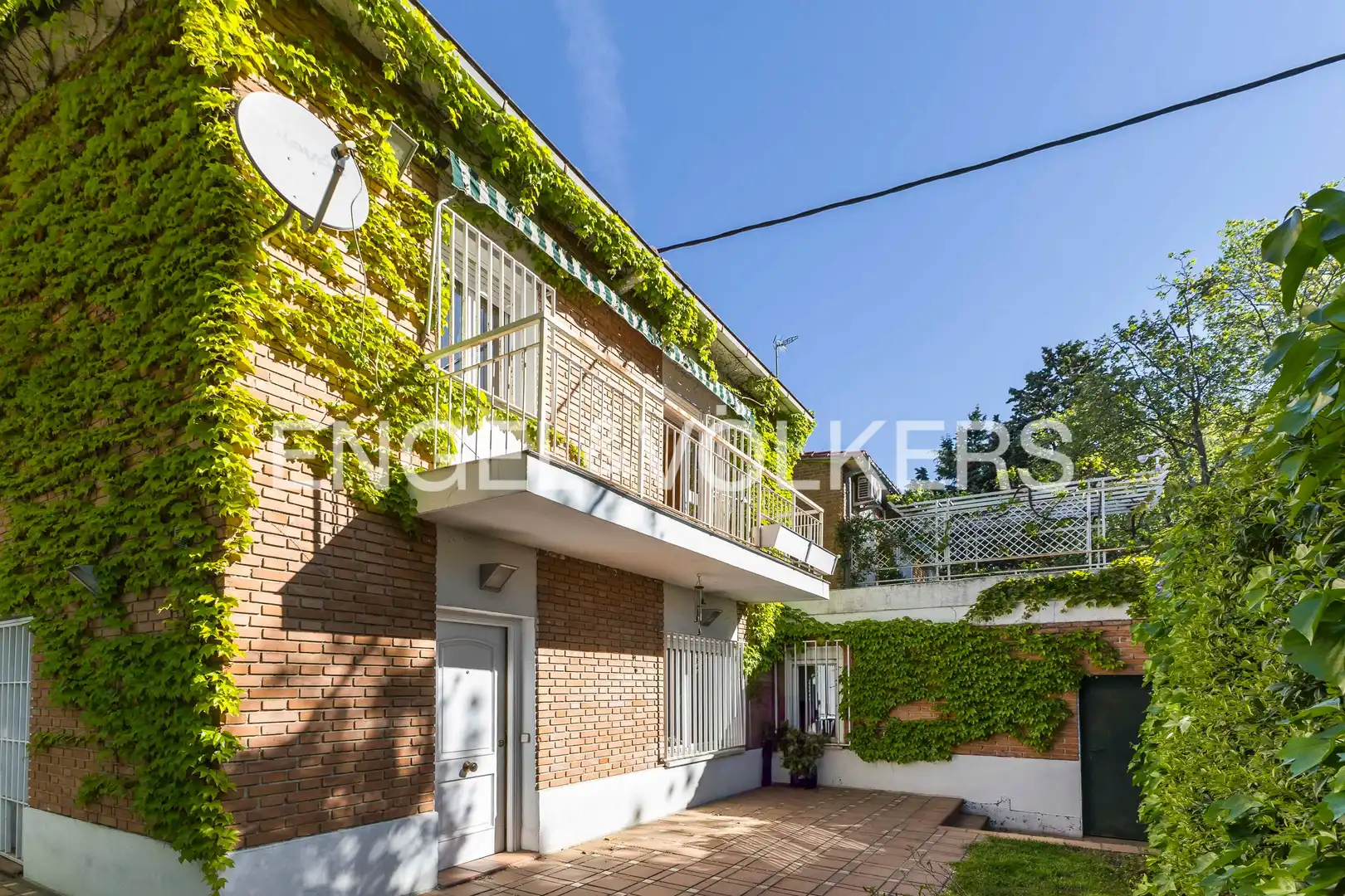 Vista exterior de Casa adosada en venda en  Madrid Capital amb Aire condicionat, Calefacció i Jardí privat