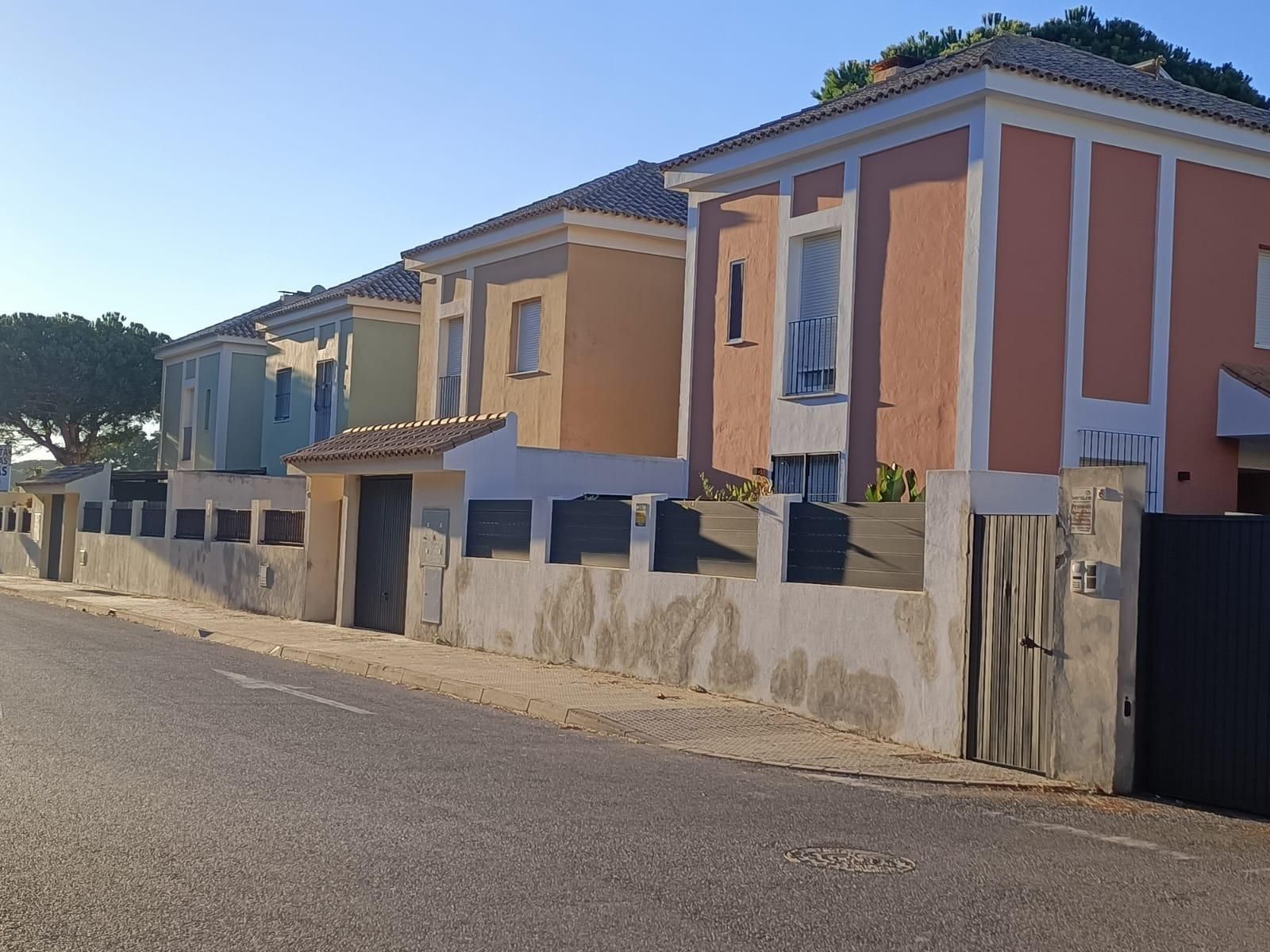 Vista exterior de Casa adosada en venta en Chiclana de la Frontera con Aire acondicionado, Jardín privado y Terraza