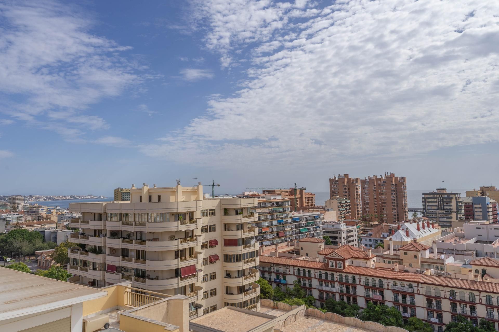 Vista exterior de Àtic de lloguer en Fuengirola amb Aire condicionat i Terrassa