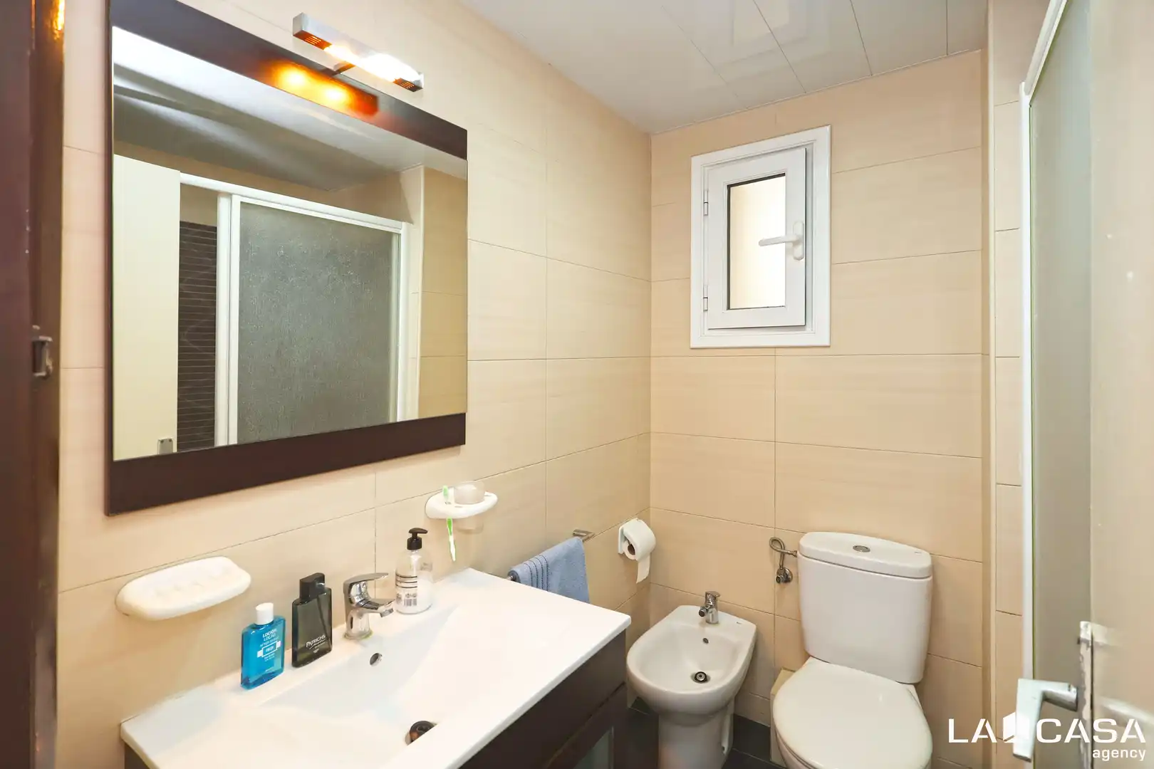 Baño de Ático en venta en L'Hospitalet de Llobregat con Calefacción, Terraza y Balcón