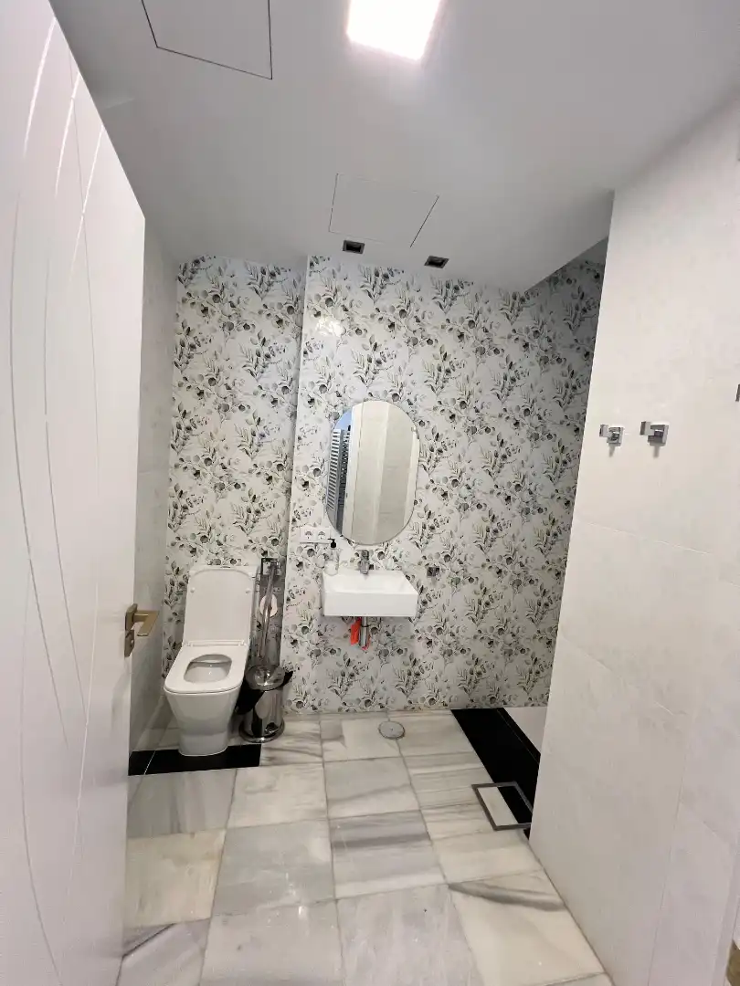 Bany de Local de lloguer en Sevilla amb Aire condicionat i Calefacció