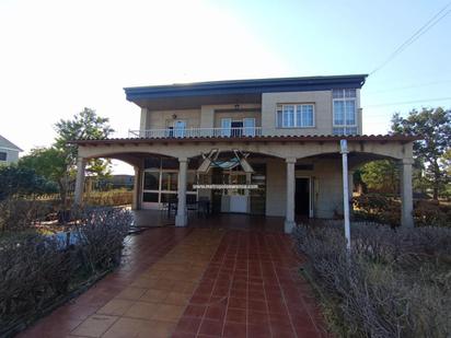 Vista exterior de Casa o xalet en venda en San Cibrao das Viñas amb Terrassa i Piscina