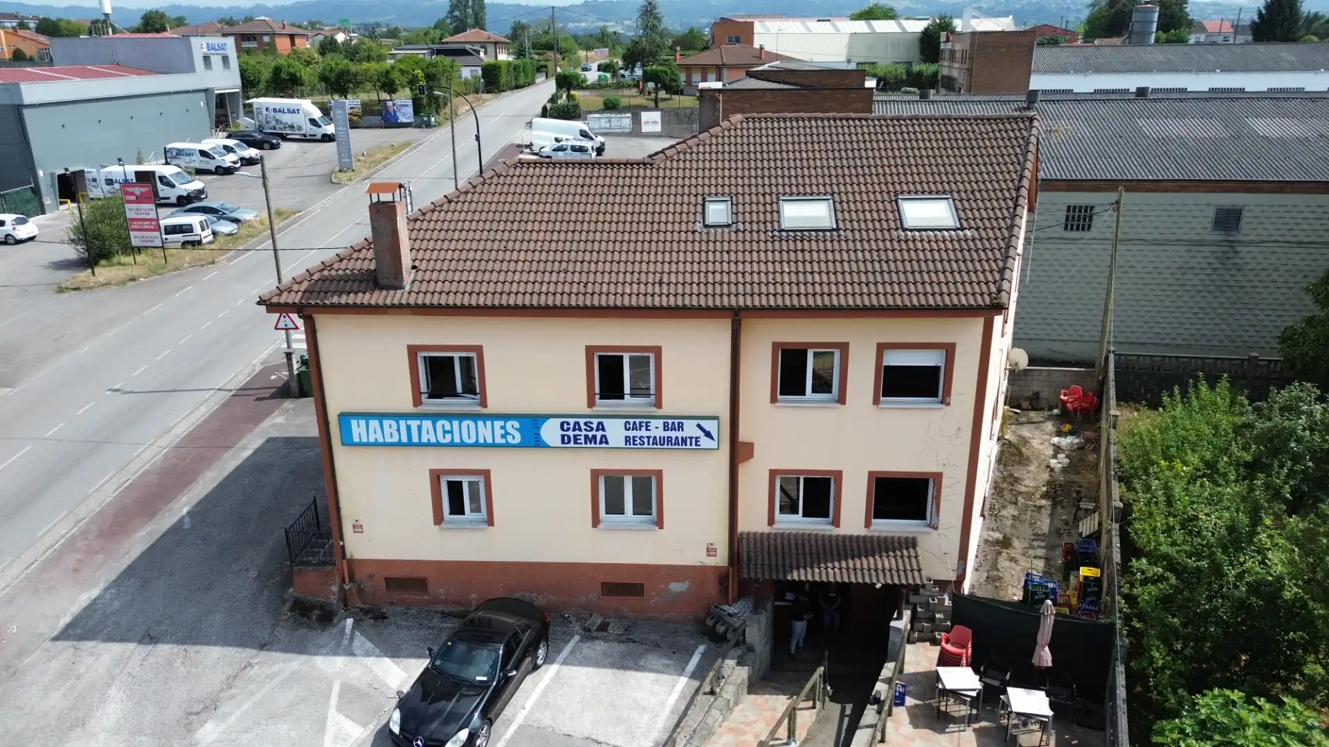 Vista exterior de Edifici en venda en Siero amb Alarma