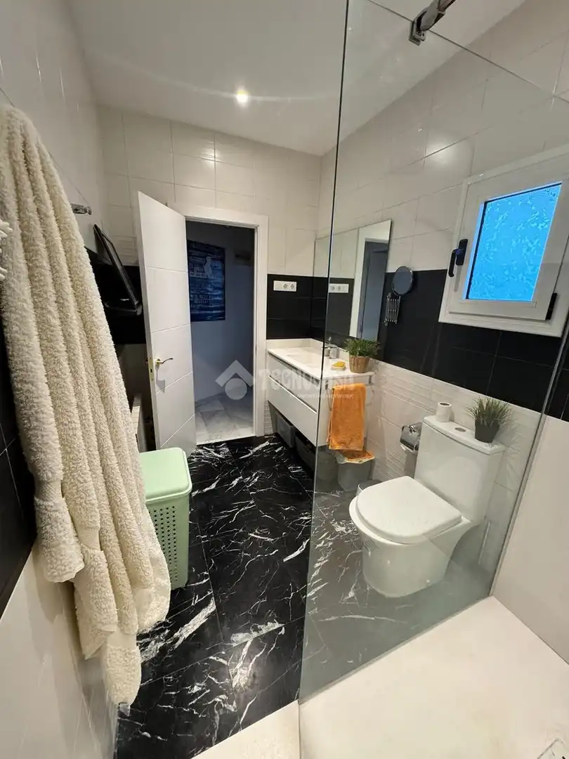 Baño de Ático en venta en L'Hospitalet de Llobregat con Calefacción y Terraza