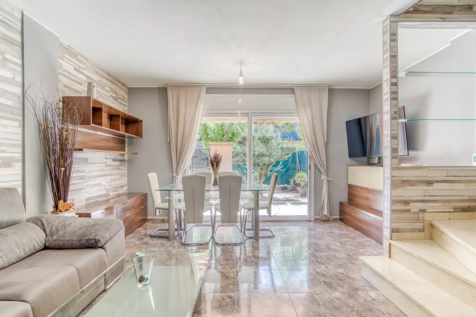 Sala de estar de Casa adosada en venta en Figueres con Calefacción, Jardín privado y Balcón