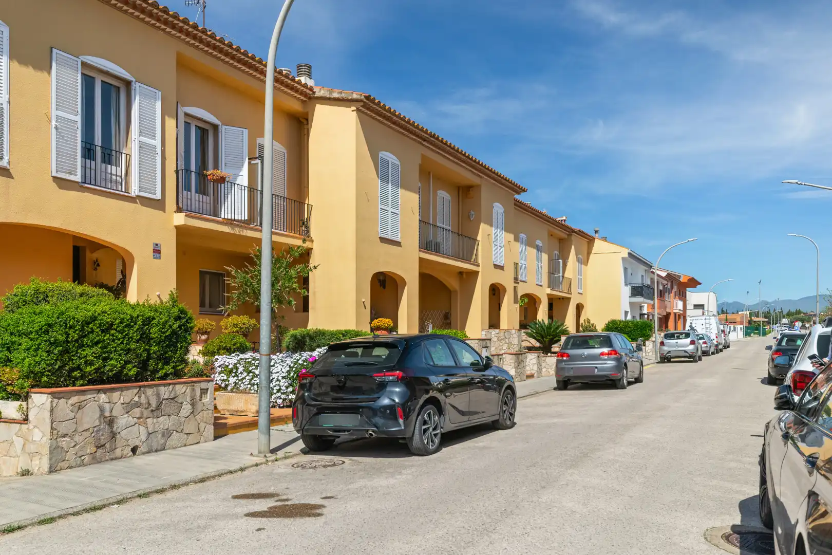 Vista exterior de Casa adosada en venda en Peralada amb Calefacció, Jardí privat i Terrassa