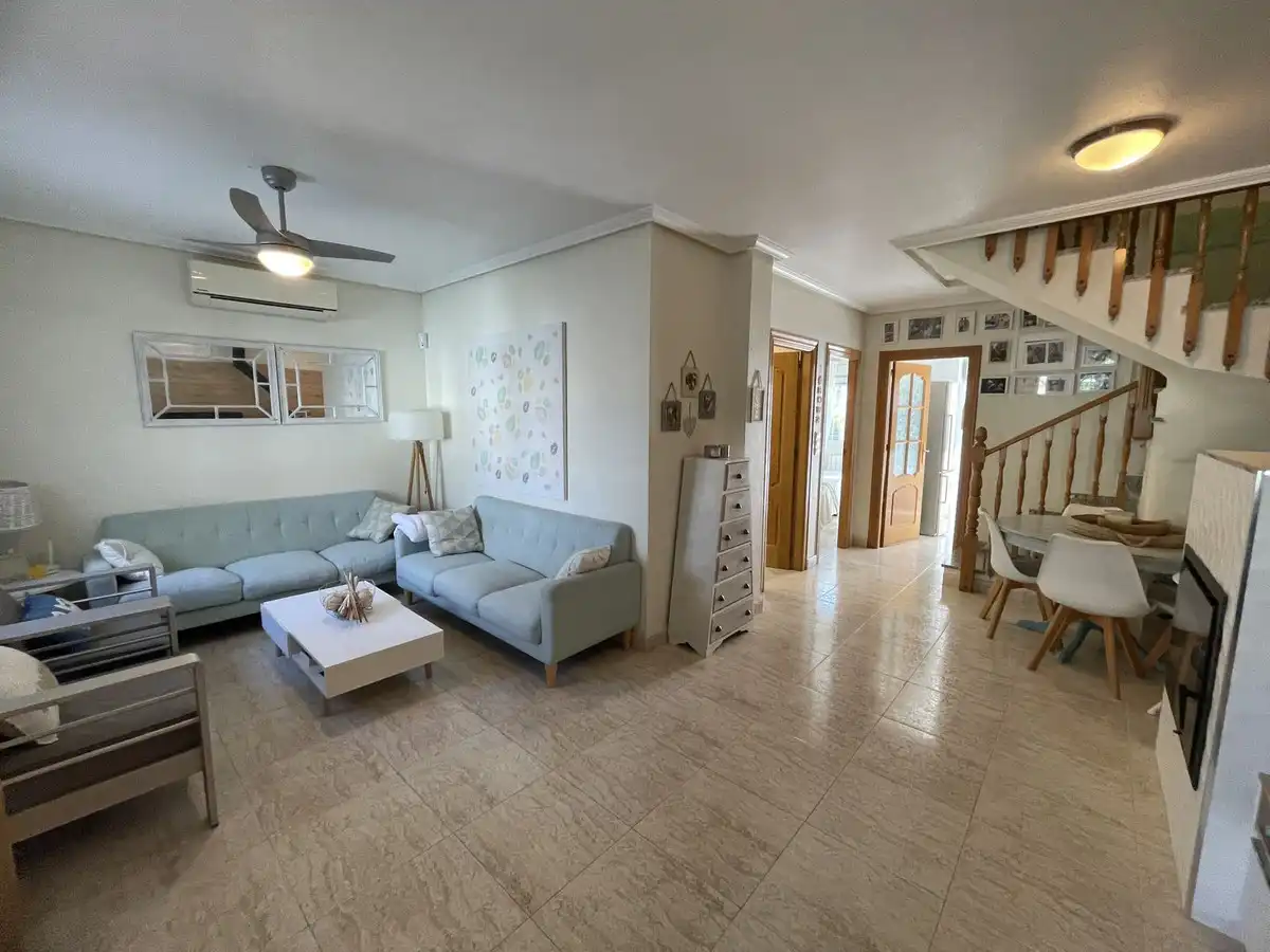 Sala d'estar de Casa o xalet en venda en Pilar de la Horadada amb Aire condicionat, Jardí privat i Terrassa