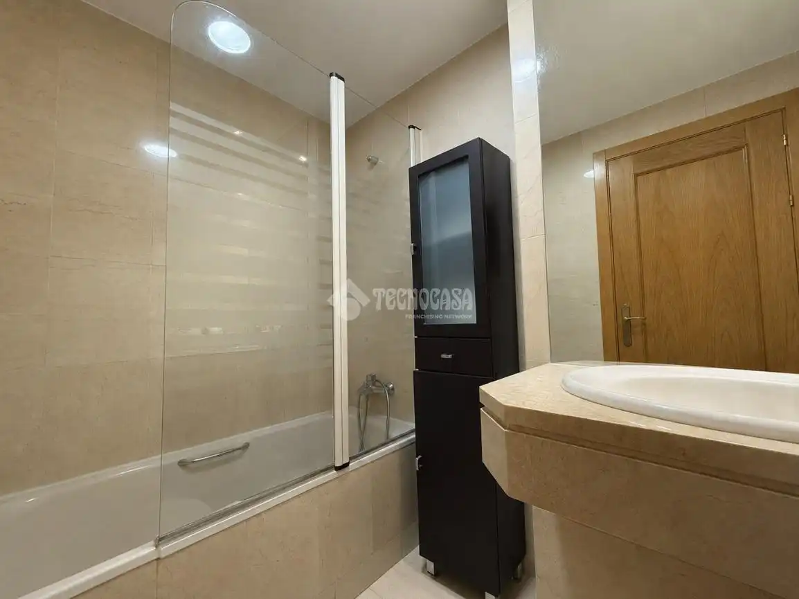 Bathroom of Flat for sale in Madrid  with Air Conditioner and Community pool