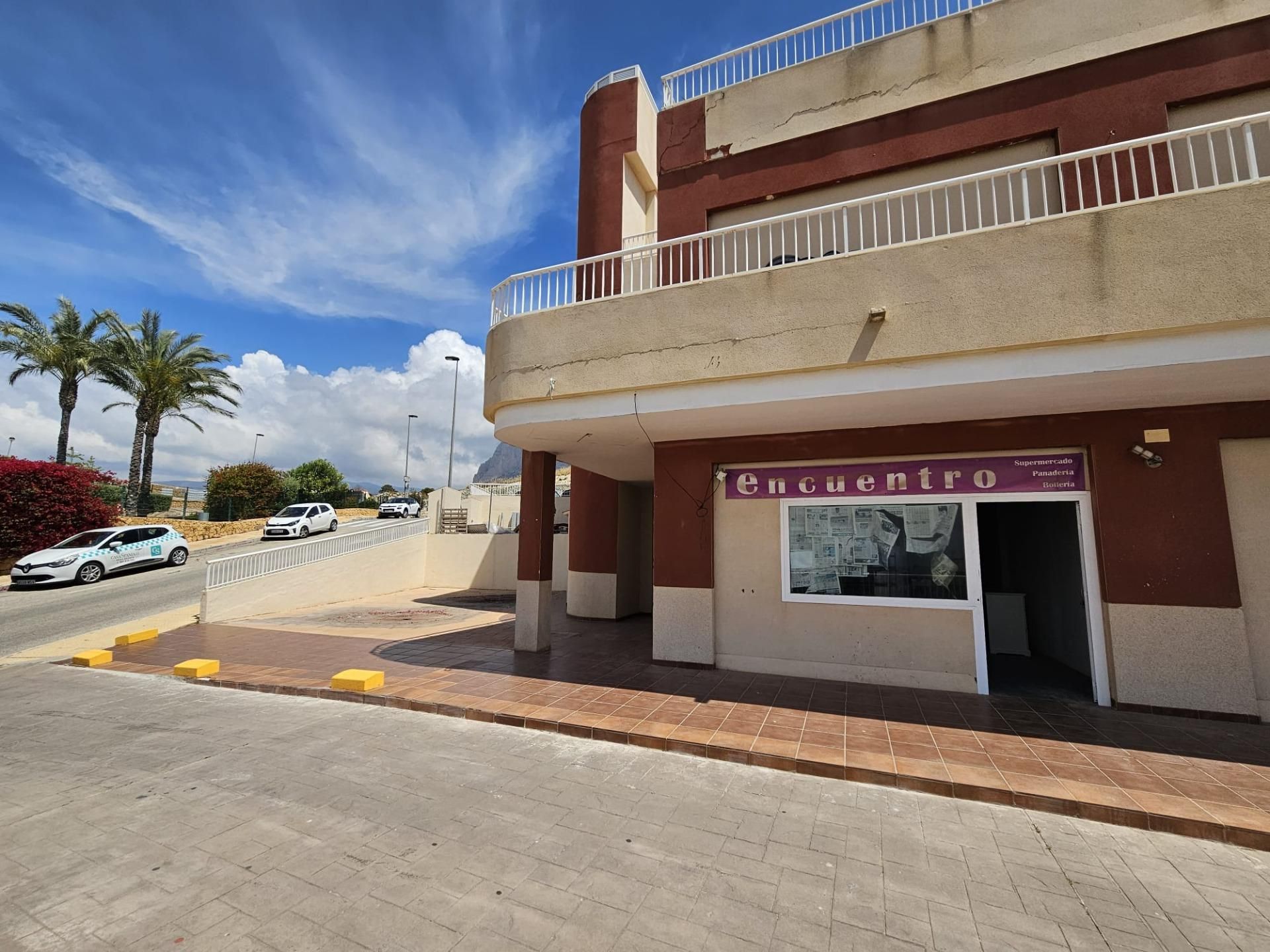 Vista exterior de Local en venda en Finestrat amb Terrassa