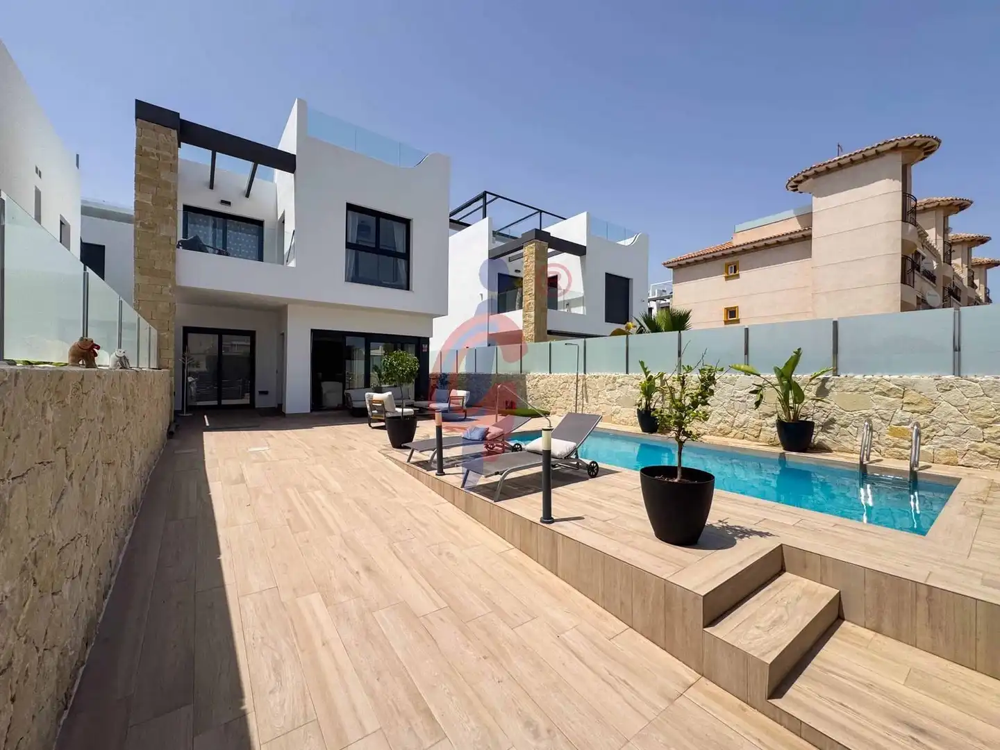 Vista exterior de Casa o xalet en venda en Orihuela amb Aire condicionat, Terrassa i Piscina