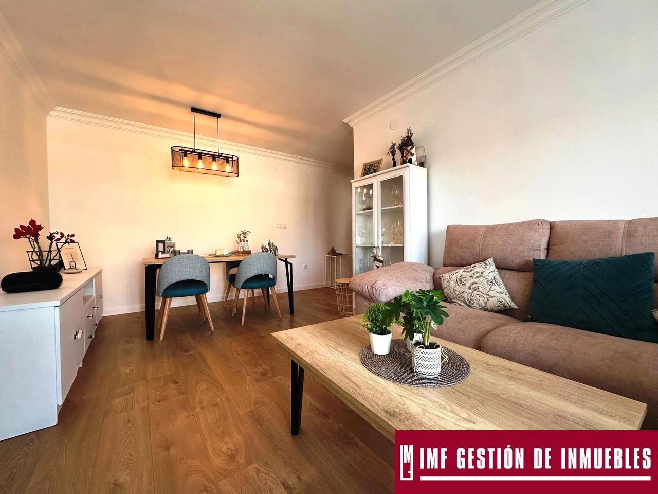 Living room of Flat for sale in Vélez-Málaga  with Air Conditioner, Terrace and Furnished