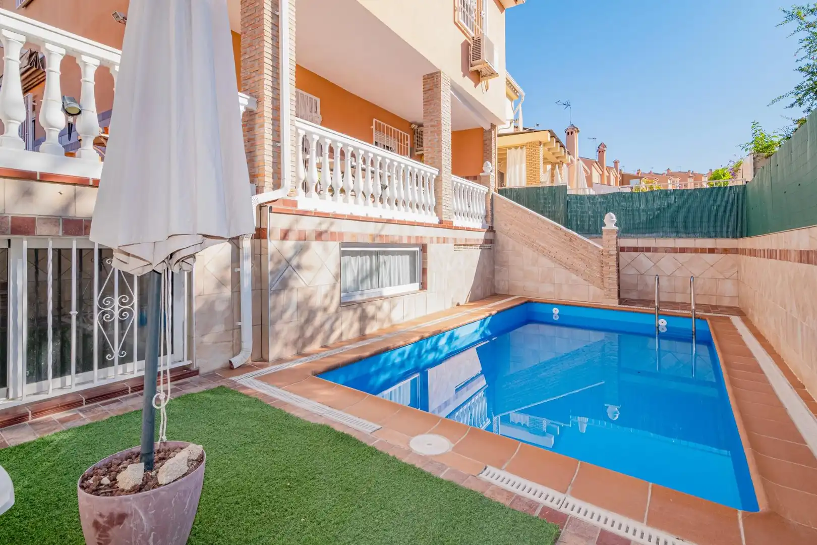 Piscina de Casa adosada en venta en Jun con Jardín privado, Terraza y Trastero